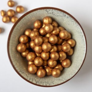 Knapperige chocolade graanbolletjes met witte chocolade en gouden coating