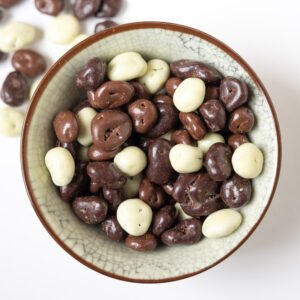 Chocolade rozijnen gemixt close